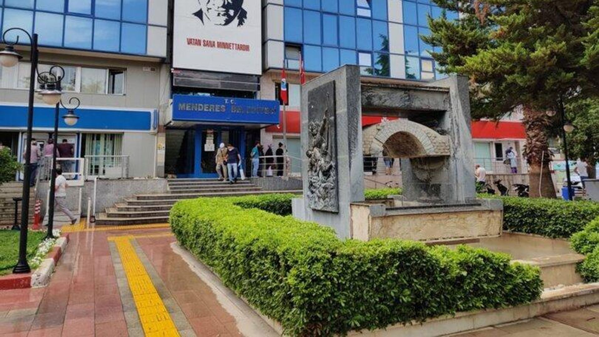 Menderes Belediyesi'ne operasyon: Eski başkanvekili ve bir kuyumcu da dahil 9 kişi gözaltına alındı