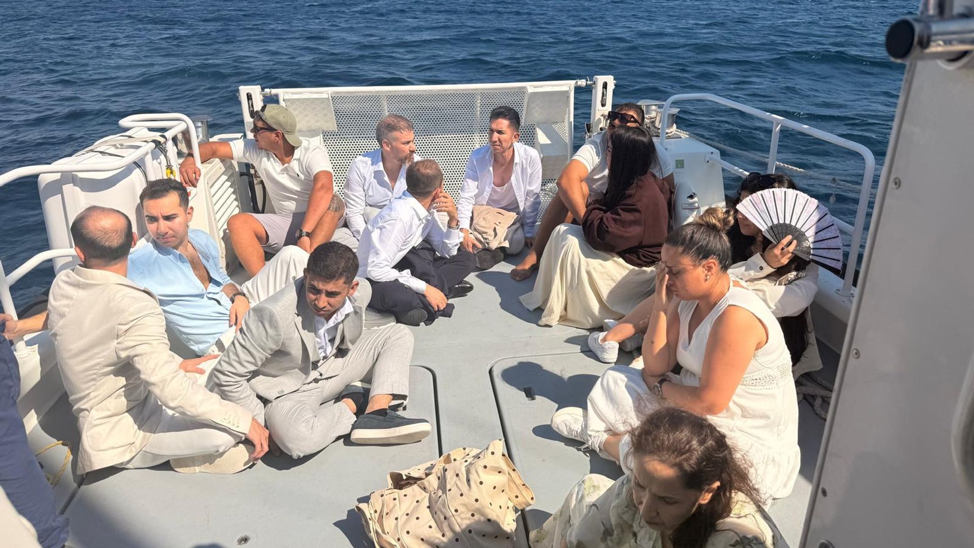 'Şık giyinip' dikkat çekmemeye çalıştılar: 12 düzensiz göçmen yakalandı