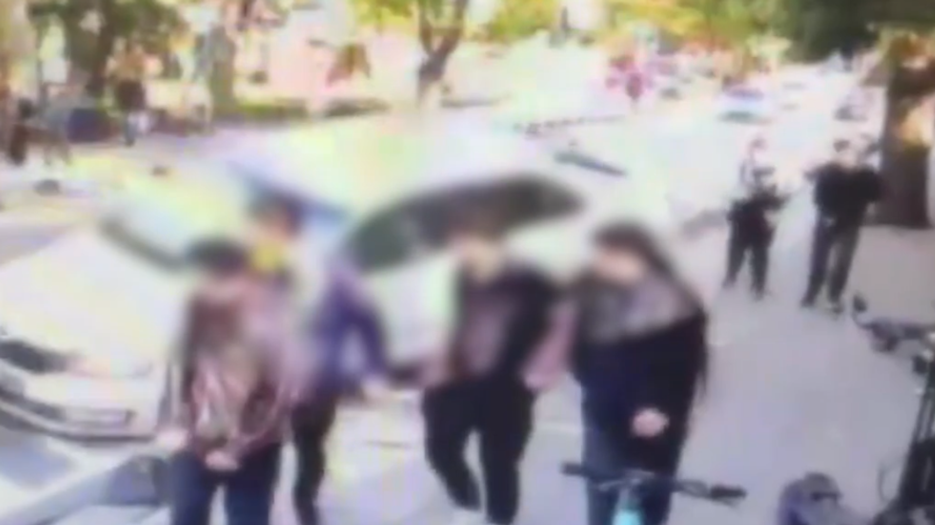 Üsküdar'da bir otomobil kaldırımda yürüyen 4 çocuğa çarptı