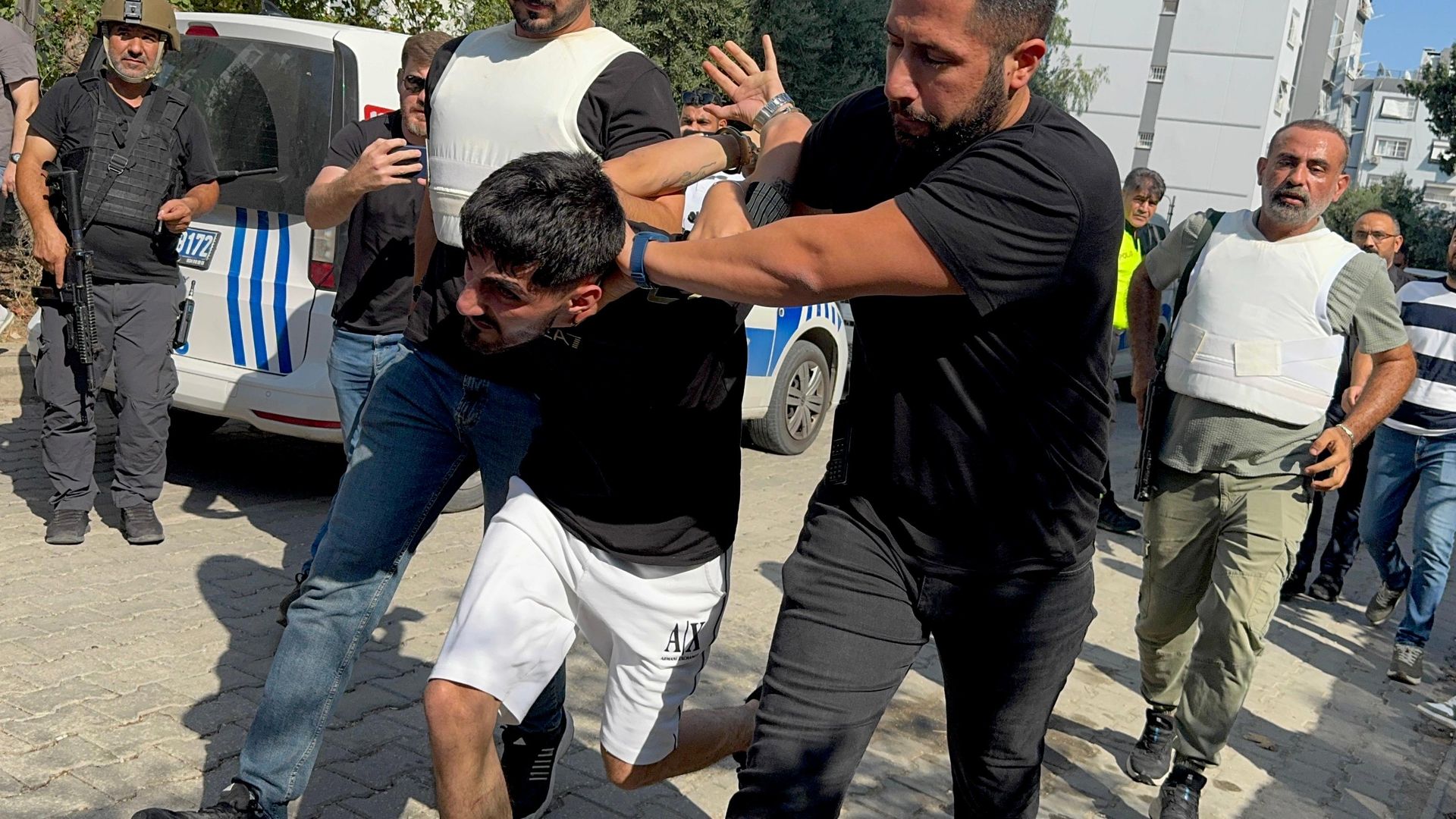 Adana'da el bombası ve tabancayla polise direndi: Şüpheli operasyonla yakalandı