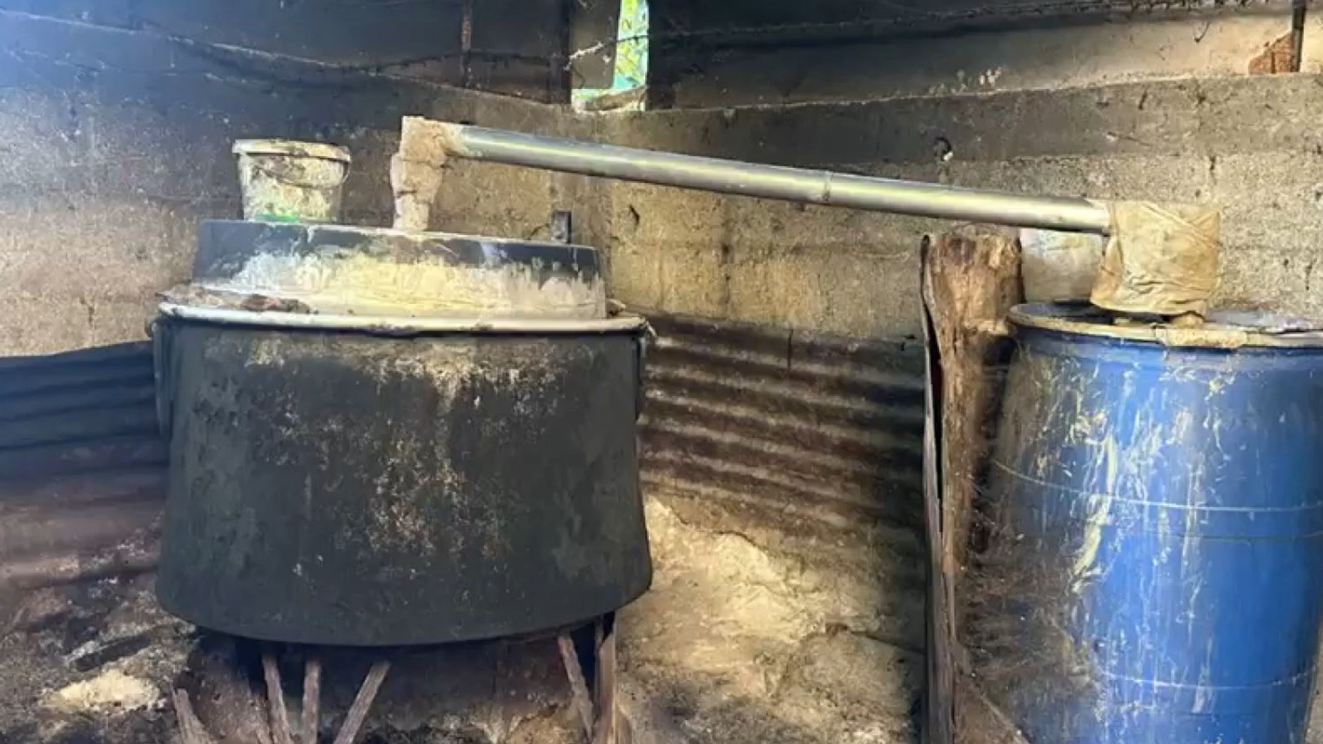 Kir ve pas içinde üretim: Adana'da bin 670 litre sahte içki ele geçirildi
