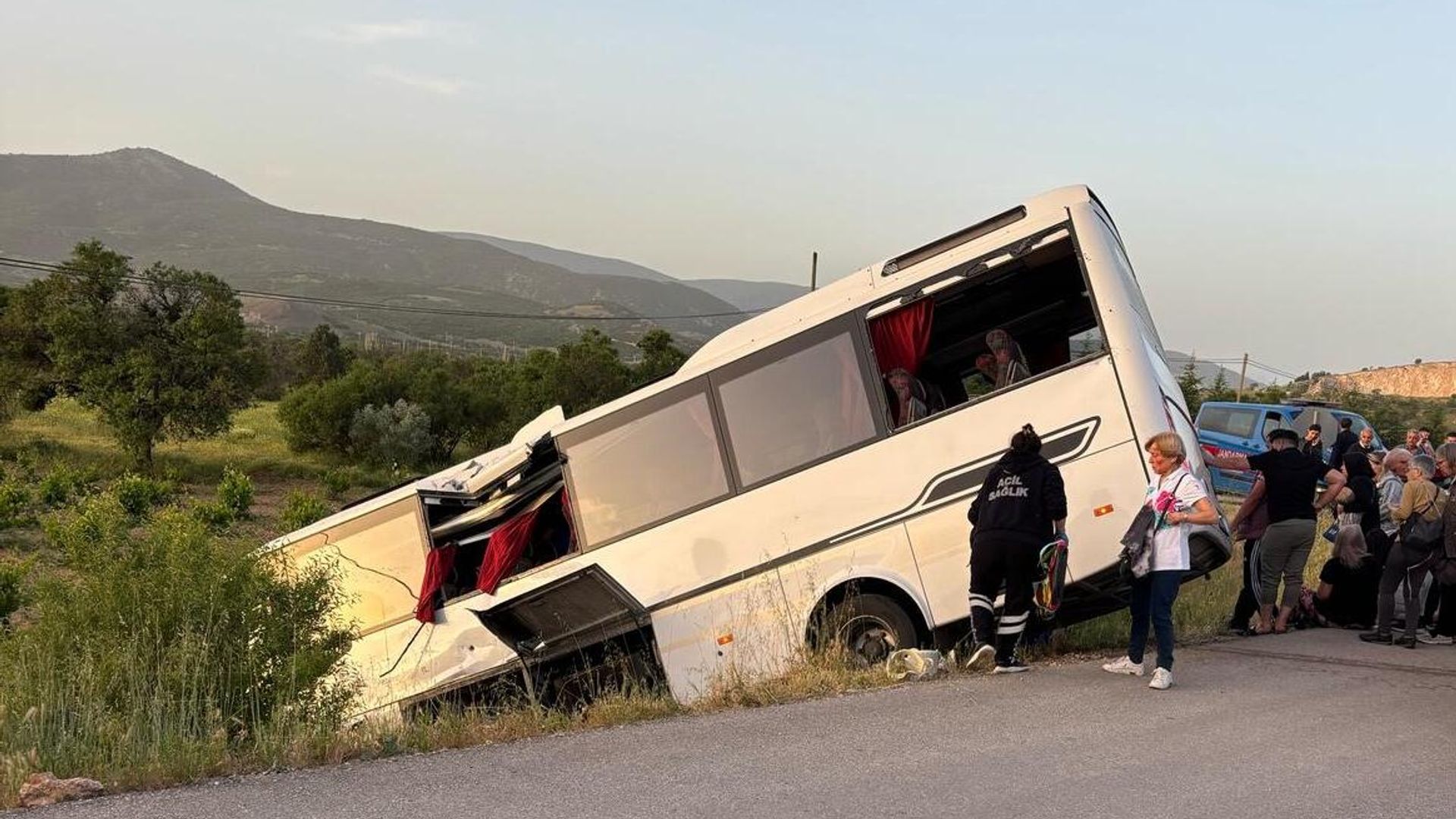 Adana’da yolcu otobüsü tabela direğine çarptı: 11 yaralı