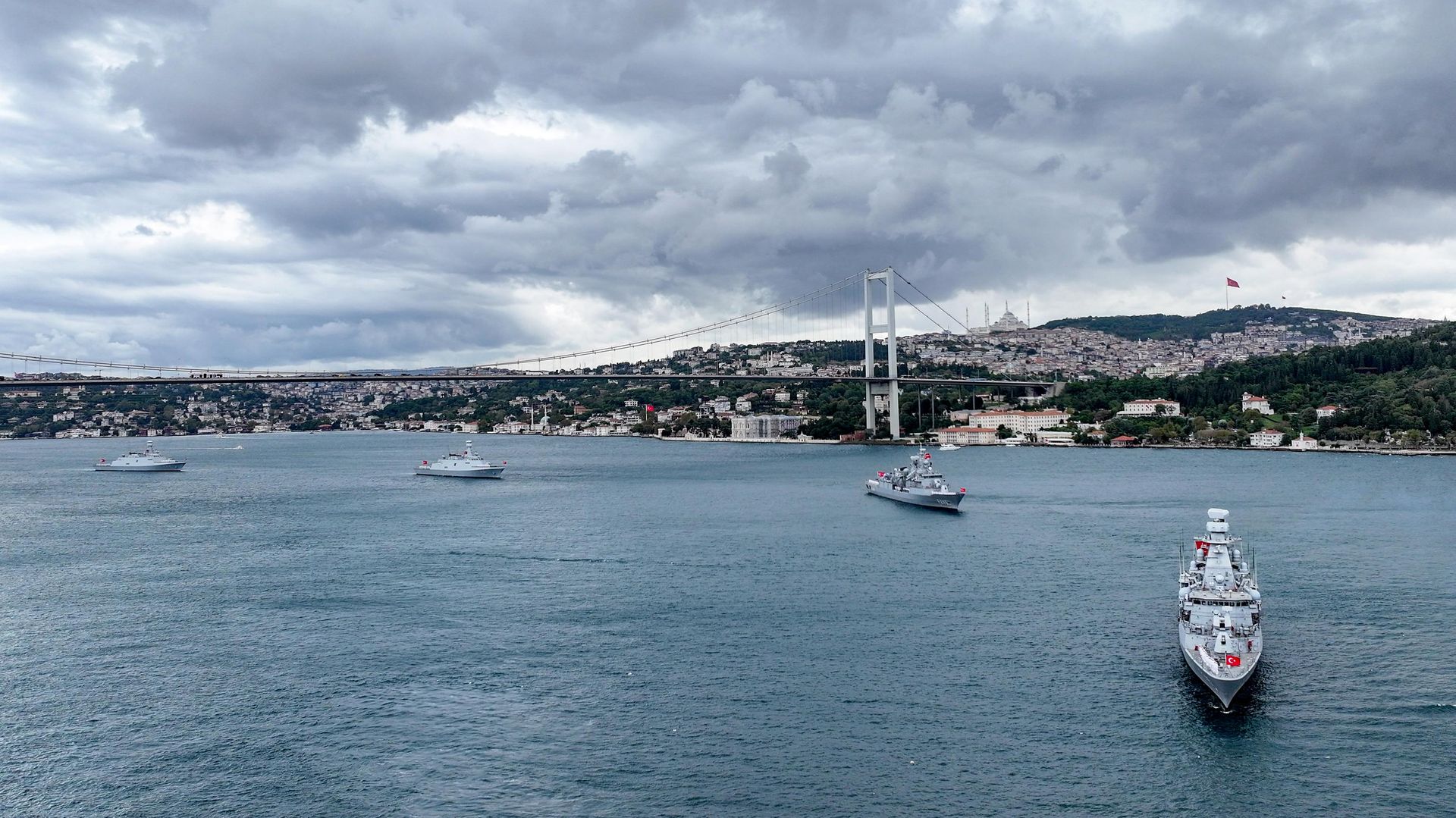 Preveze Deniz Zaferi'nin 488. yıl dönümü: Türk donanması İstanbul Boğazı'nda geçiş yaptı