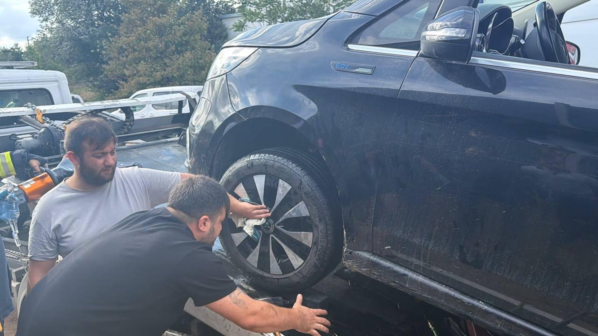 Parmağı janta sıkıştı: Sürücüyü itfaiye kurtardı