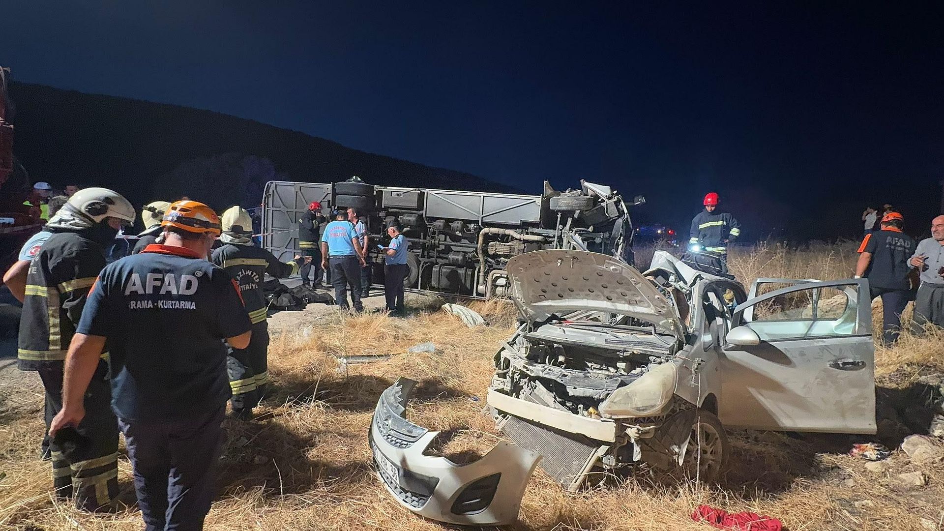 Gaziantep'te midibüs ile otomobil çarpıştı: İlk belirlemelere göre 7 can kaybı ve çok sayıda yaralı var