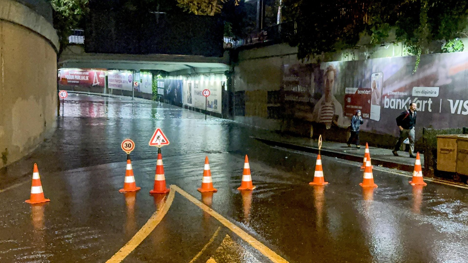 İstanbul'daki sağanak yağışta Zincirlikuyu'daki alt geçidi su bastı