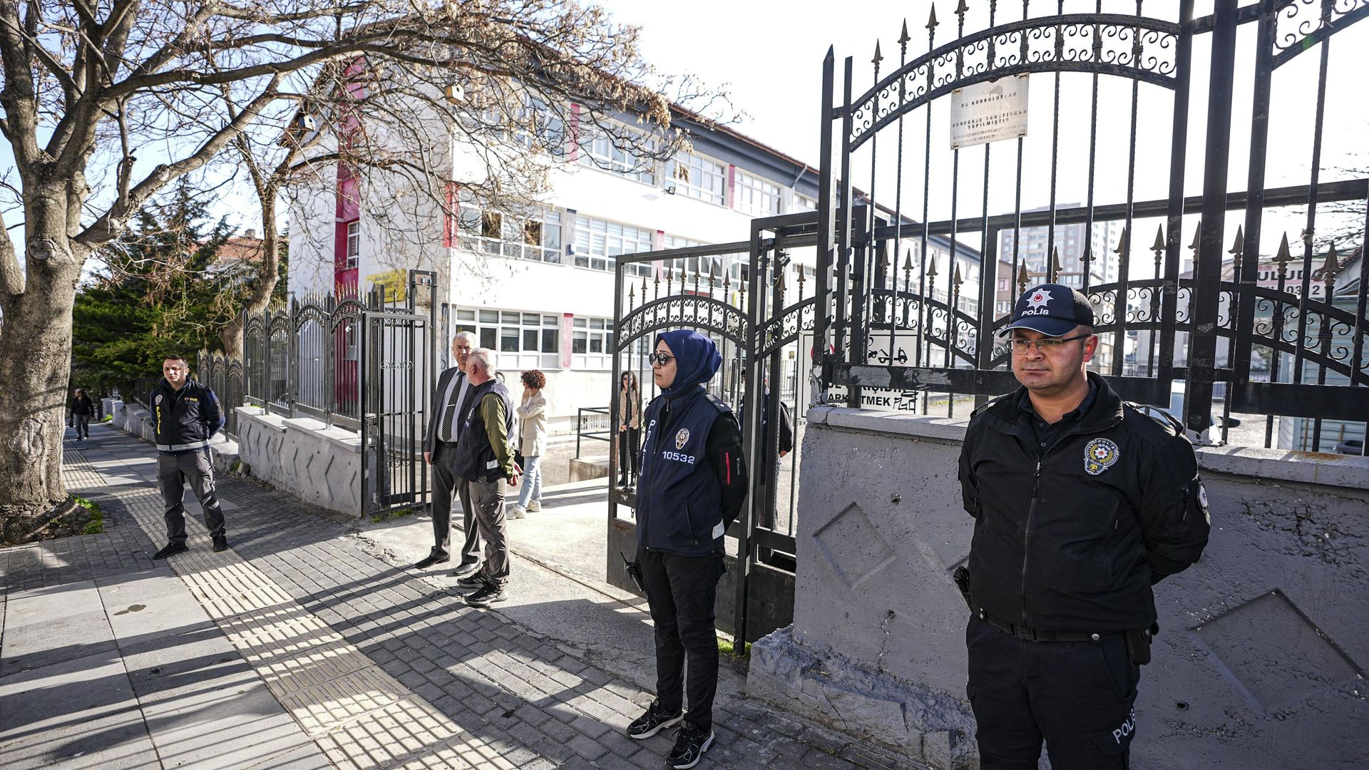 Van'da kız öğrenci okula silahla giderken fark edildi: Polis merkezine götürüldü