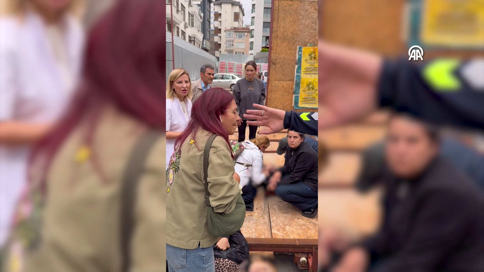 Ölümden döndüler: Kaldırımda yürüyen iki kadın devrilen şantiye perdesinin altında kaldı