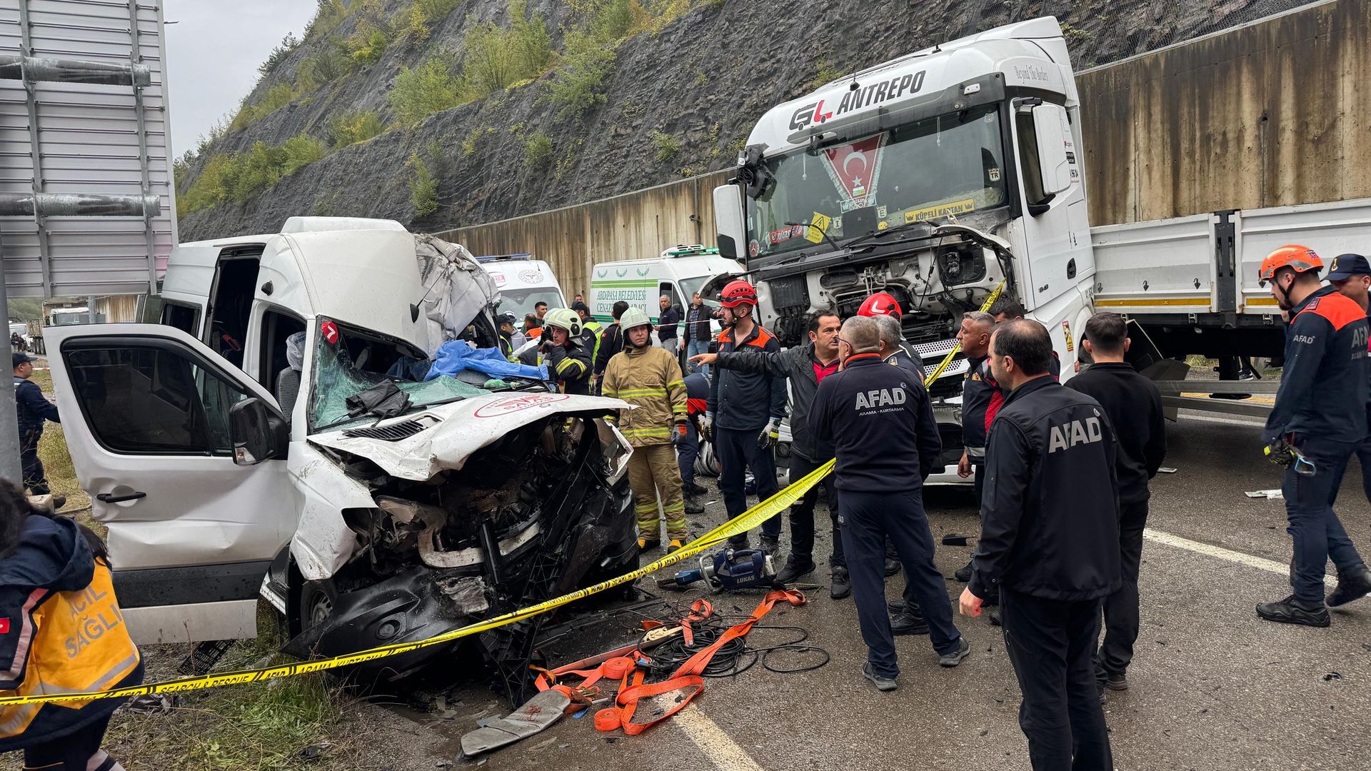 Bartın'da tır ve minibüs çarpıştı: 1 ölü, 11 yaralı