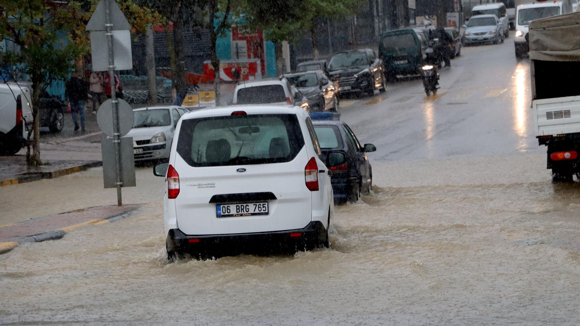 Sakarya'da kuvvetli sağanak: Yollar kapandı, evleri su bastı