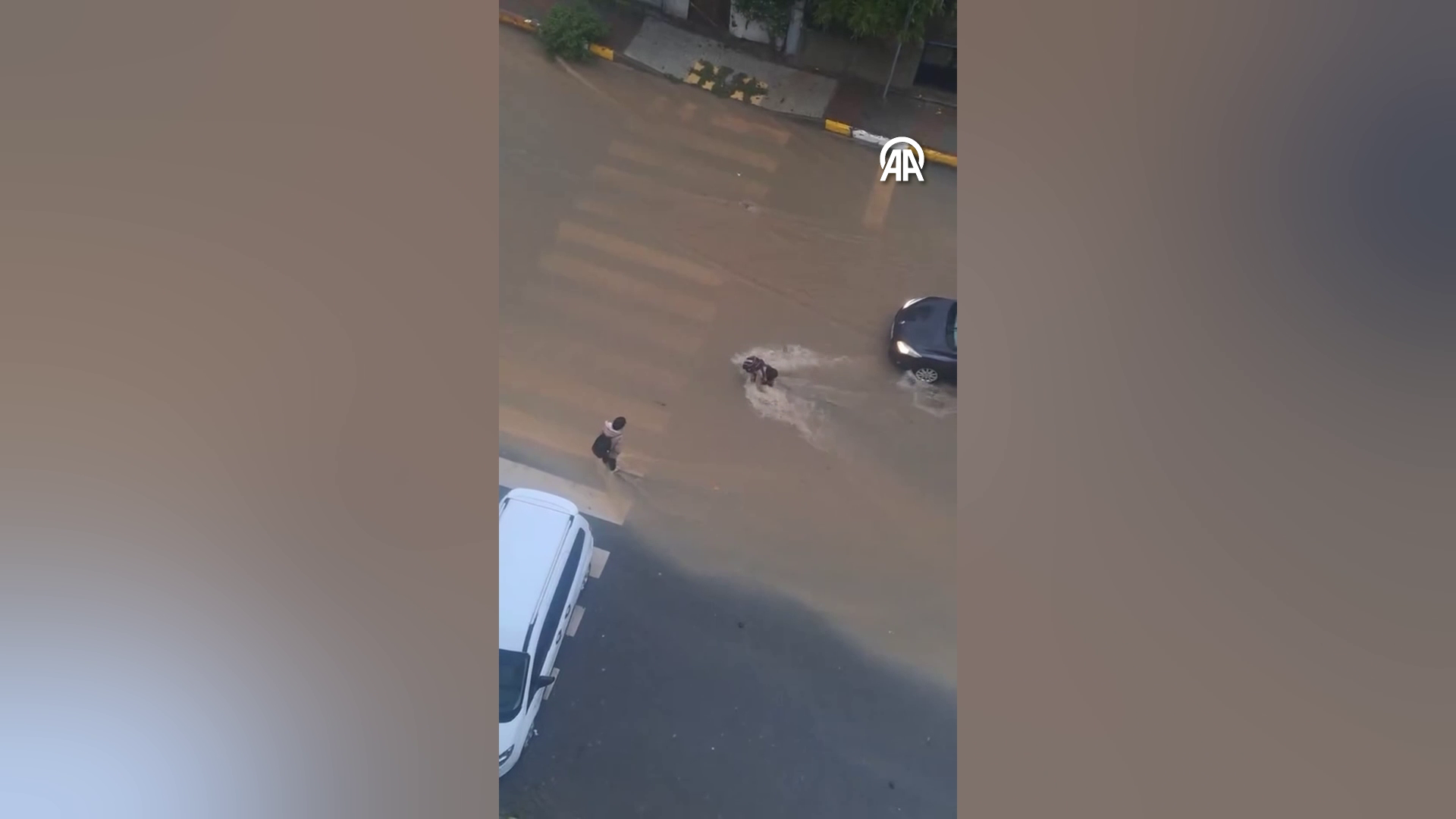 Yolda oluşan şiddetli akıntı öğrenciye zor anlar yaşattı