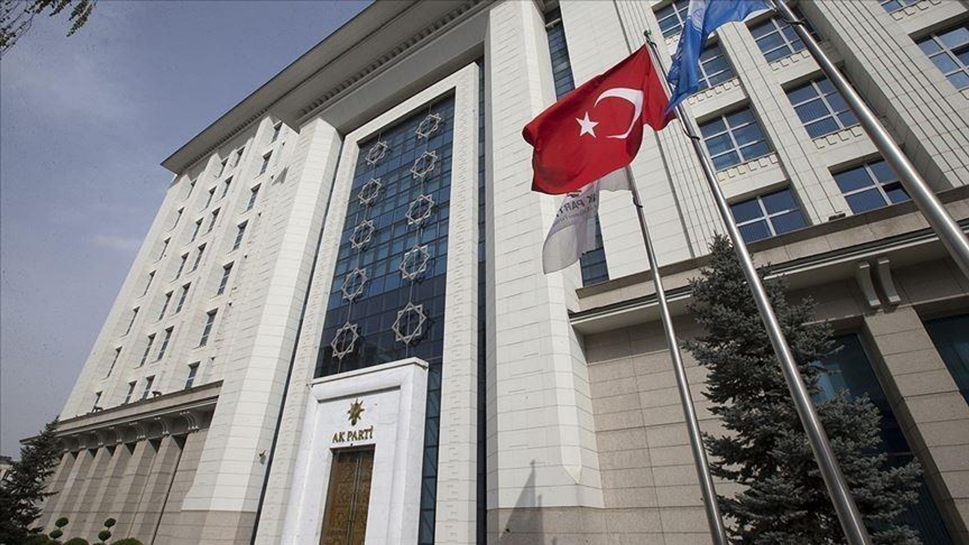 SON DAKİKA | 9 belediye başkanı AK Parti'ye katıldı: Cumhurbaşkanı Erdoğan katılan isimlere rozet taktı
