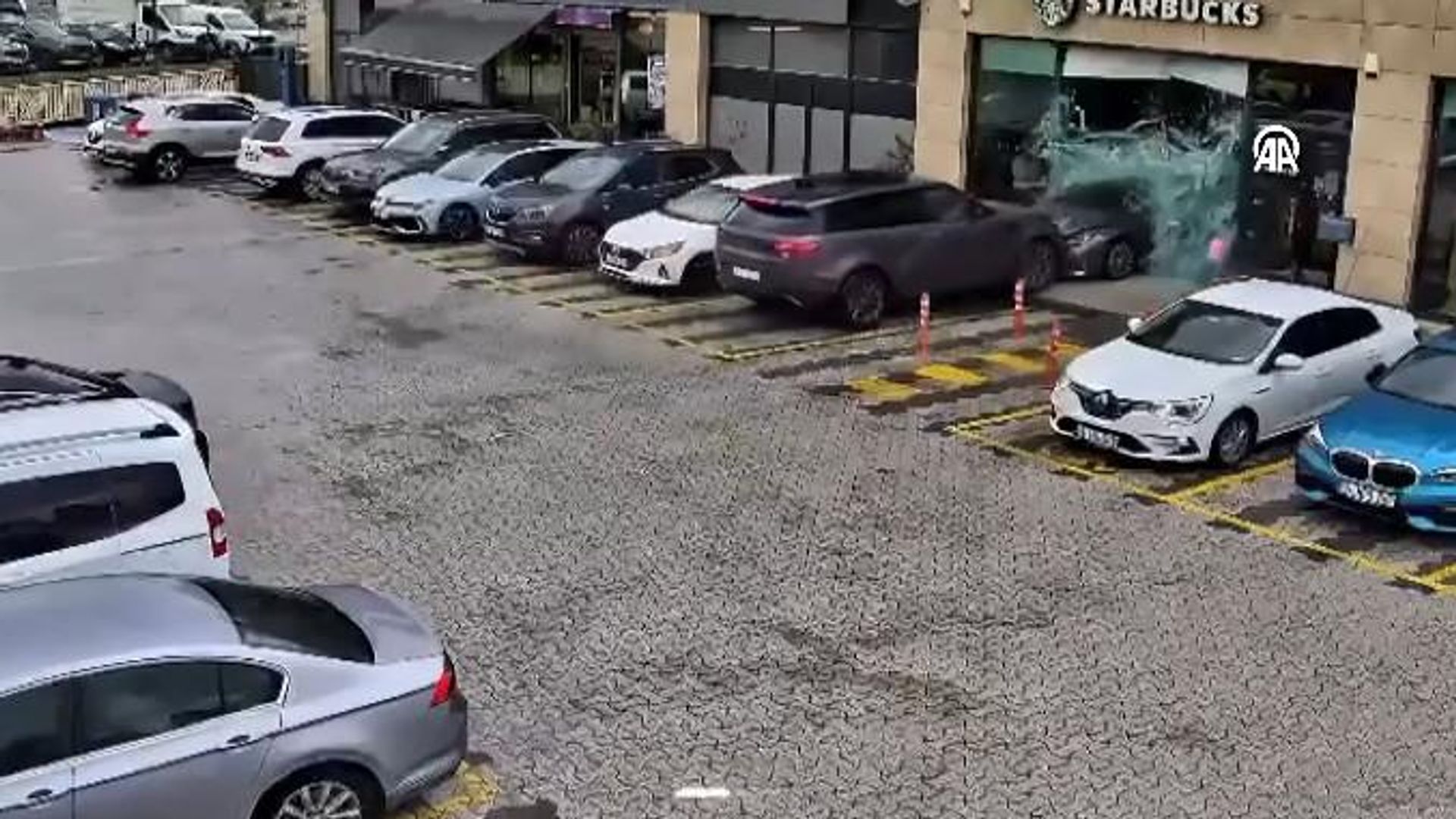 Çekmeköy'de kaza: Otoparktaki iki araç kafeye girdi