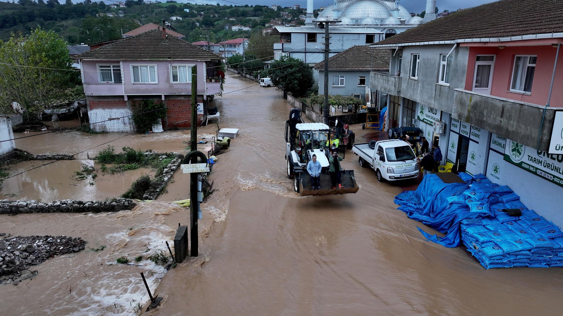 Sakarya'daki selde mahsur kalan 4 kişi kurtarıldı