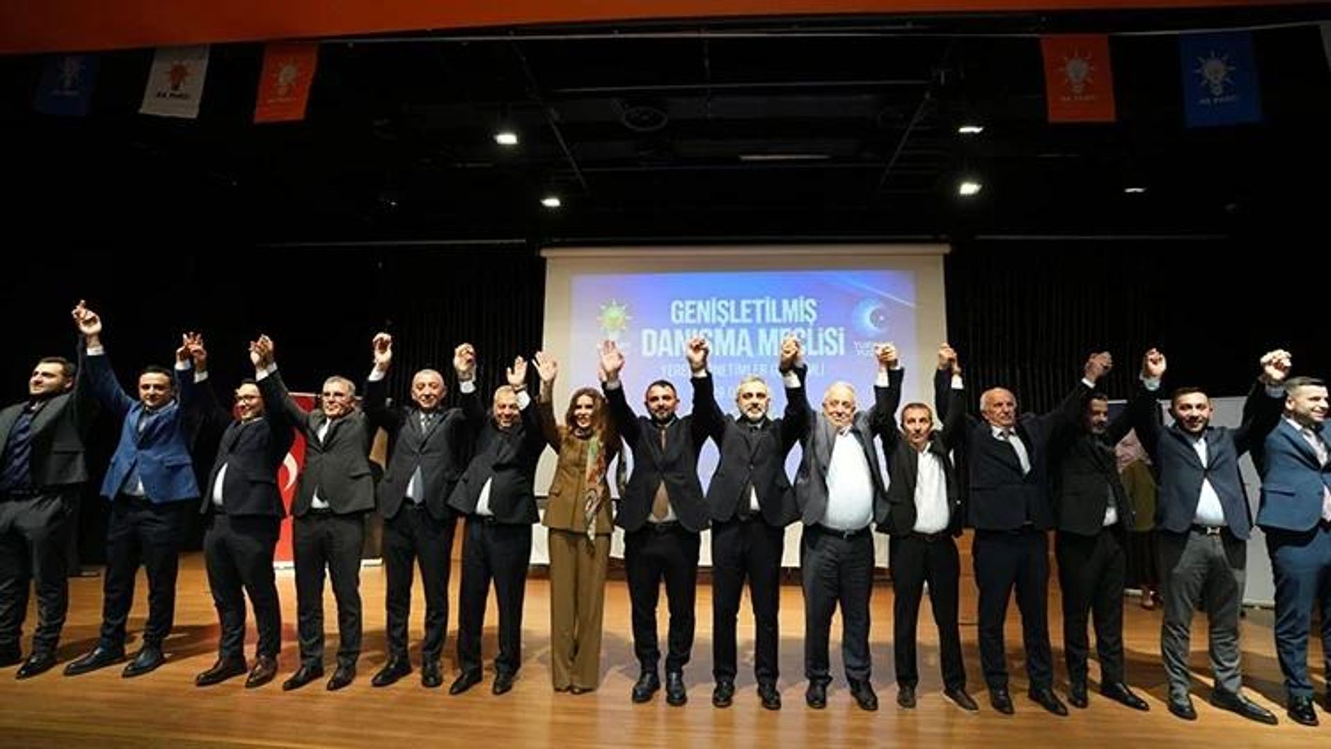 Ataşehir'de CHP'li 6 meclis üyesi AK Parti'ye geçti