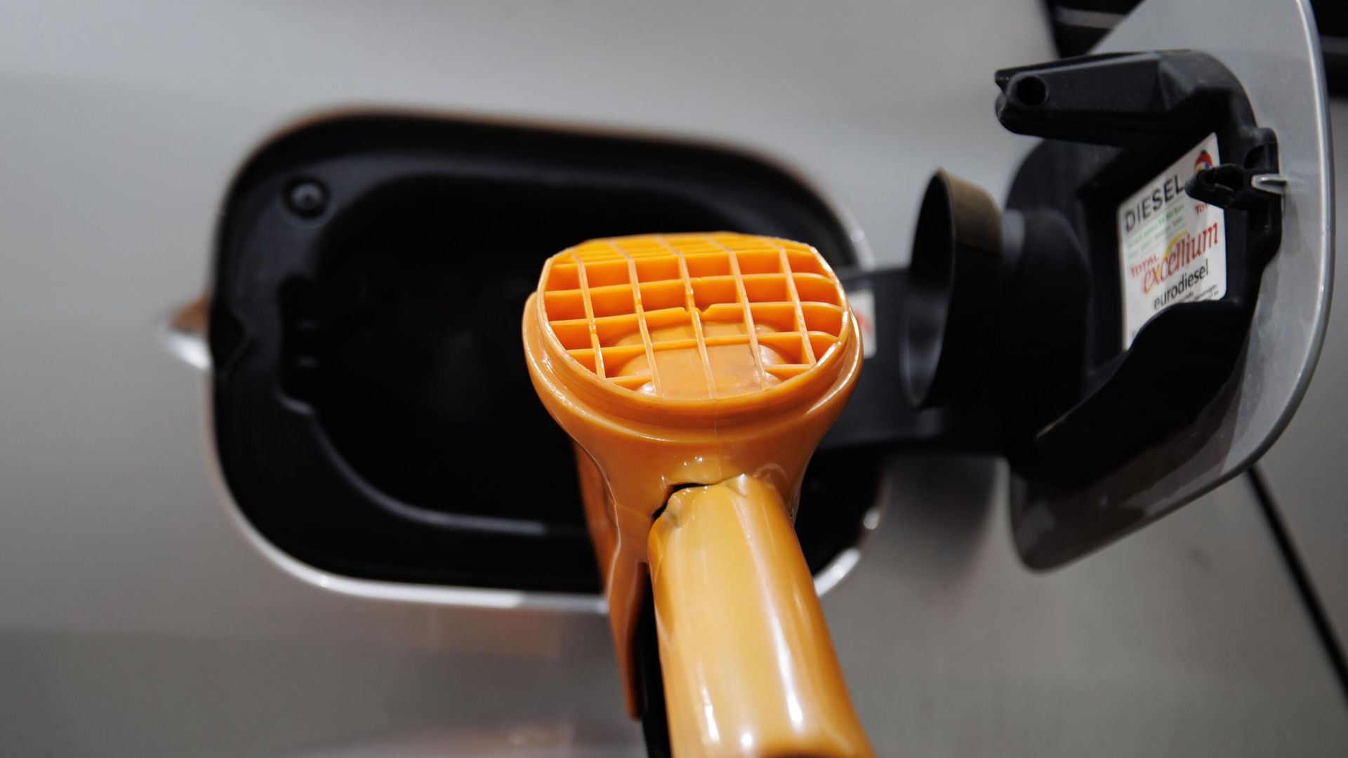 Benzine kademeli ÖTV artışı Resmi Gazete'de yayımlandı