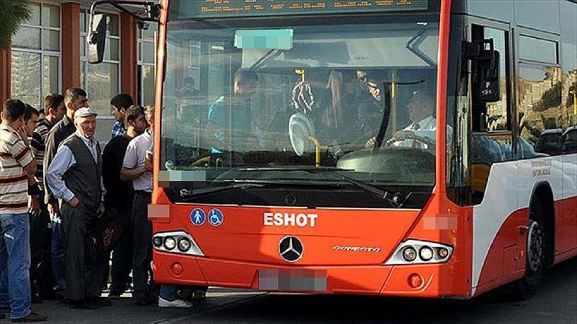 Alanya’da otobüslere yolcu gibi binen Halk Otobüsleri Kooperatifi Başkan Yardımcısı, 79 şoföre ceza kesti