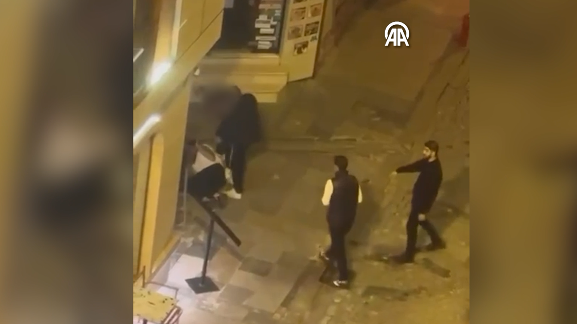 Üç kişi 1 kişiye kemer, yumruk ve tekmelerle saldırdı: Olay çevredekilerin araya girmesiyle son buldu