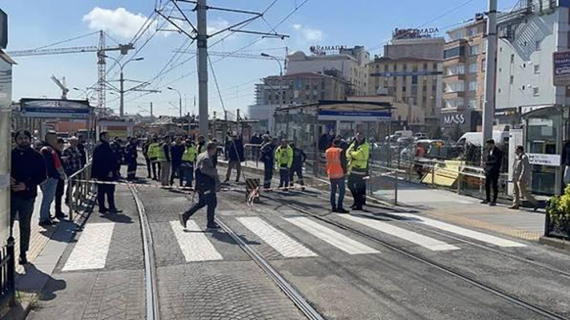 İstanbul'da tramvayla minibüs çarpıştı: Yaralılar var