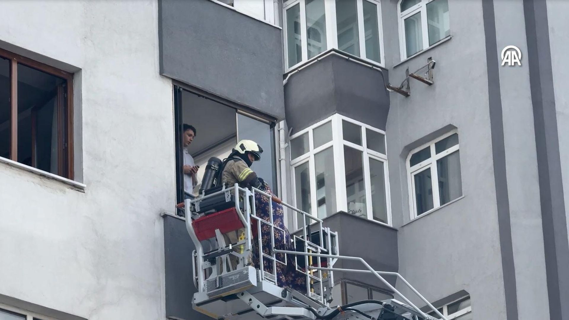 Kadıköy'de bir binada yangın çıktı: Mahsur kalanlar kurtarıldı