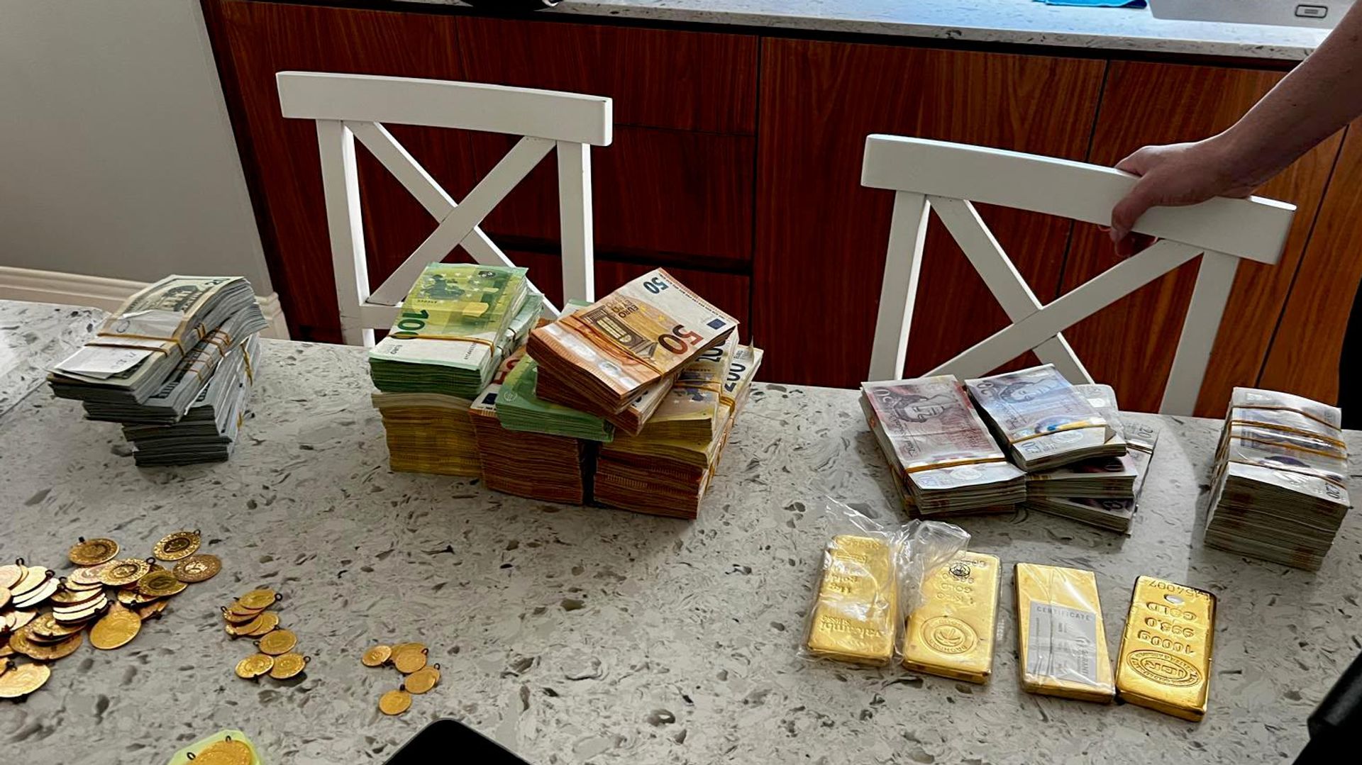 Mersin Büyükşehir Belediyesi’ne yolsuzluk soruşturması: Şüphelinin evinden servet çıktı