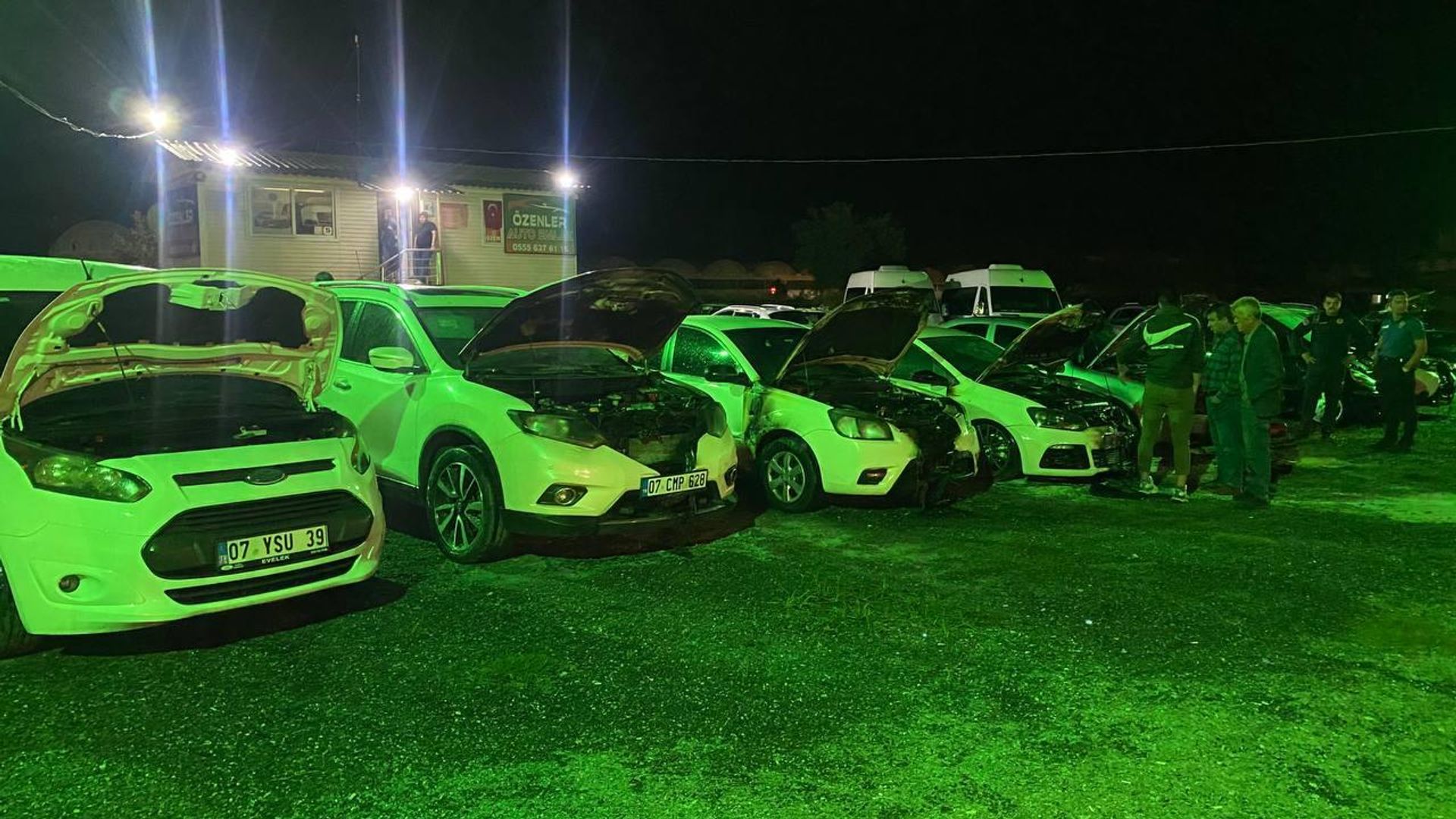 Antalya'da oto galerideki araçları kundaklayan şüpheli tutuklandı: Olay anı kaydedildi