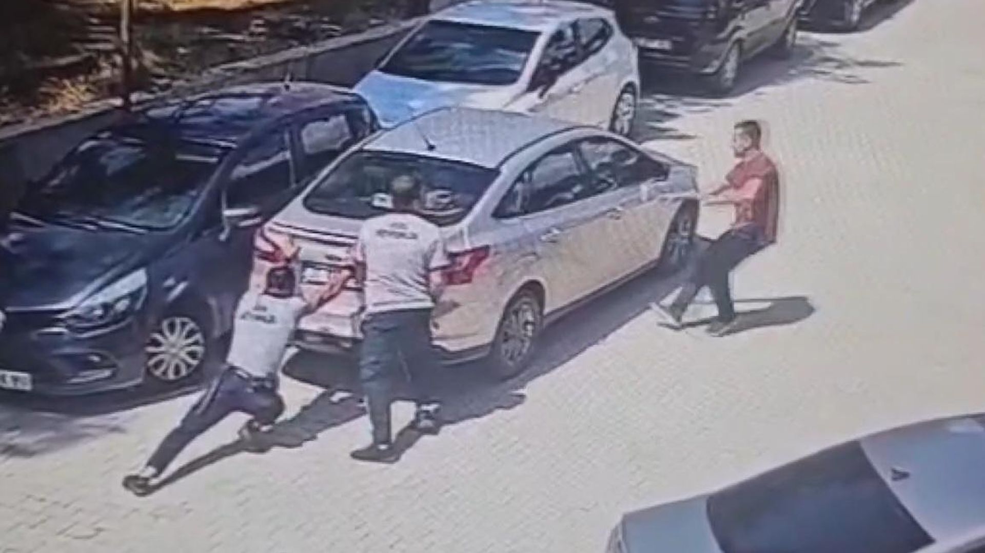 Otopark halindeki araç kendi kendine hareket etti: Görevliler son anda durdurdu