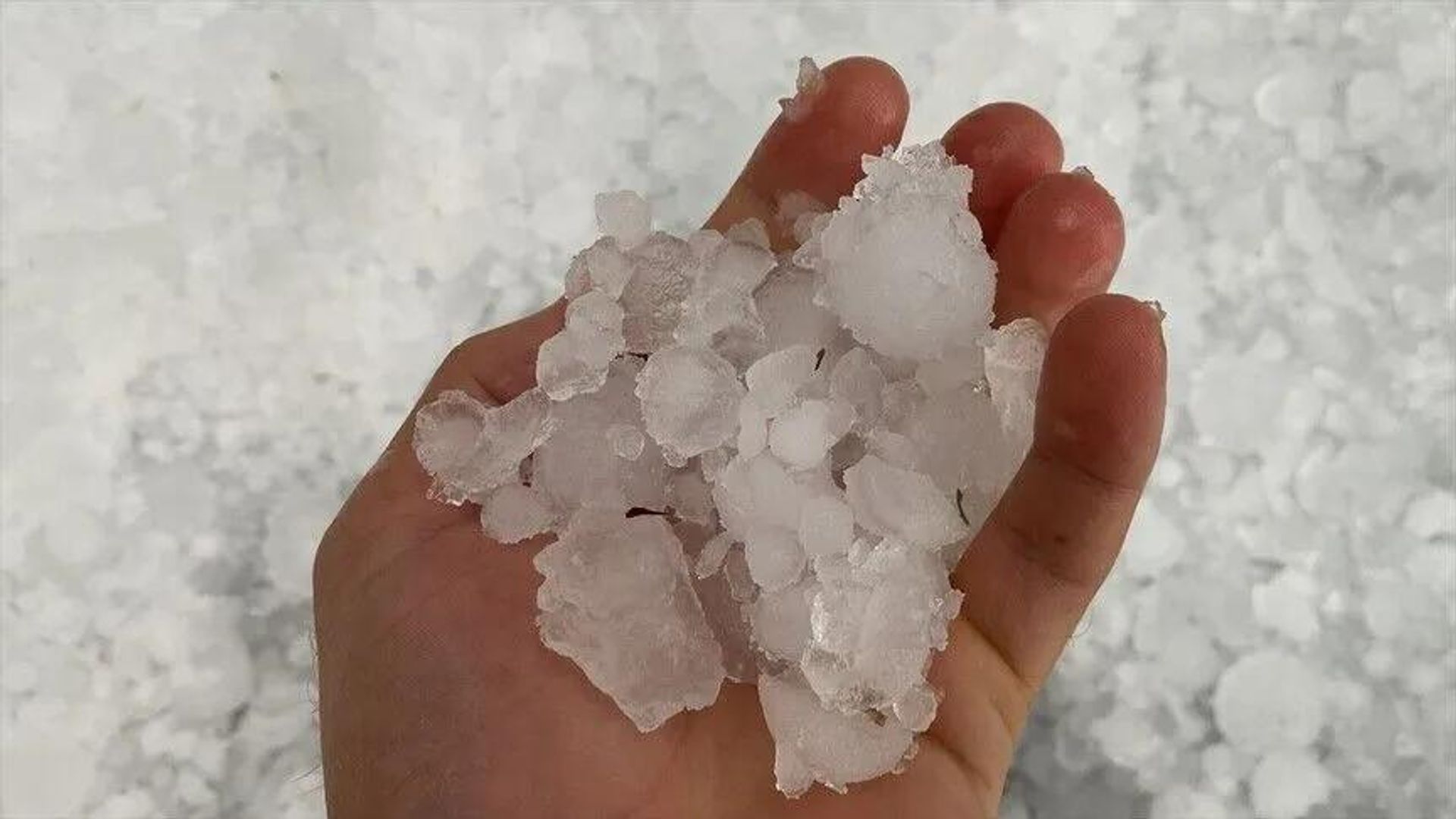 Hatay'da sağanak ve dolu: Tarım arazileri su altında kaldı