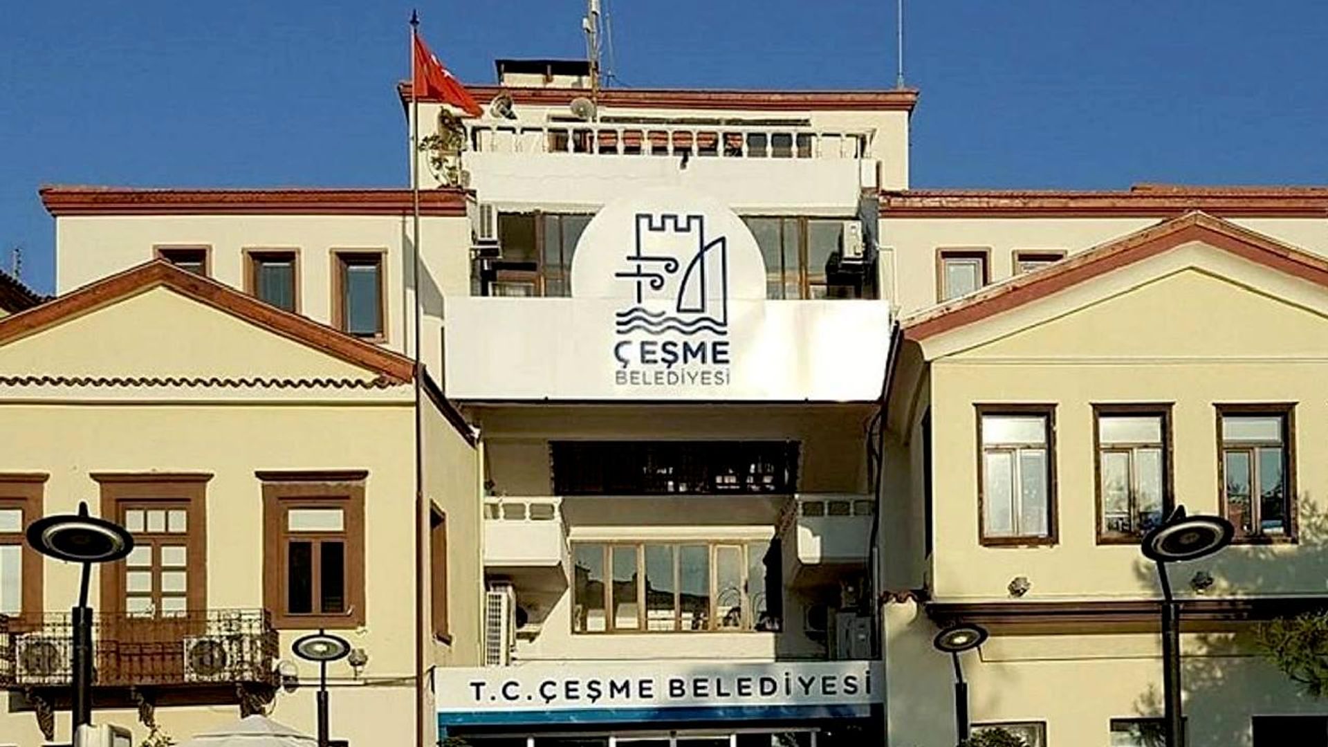 Çeşme Belediyesi'ne operasyon: Başkan Yardımcısı ve İmar Müdürü gözaltına alındı