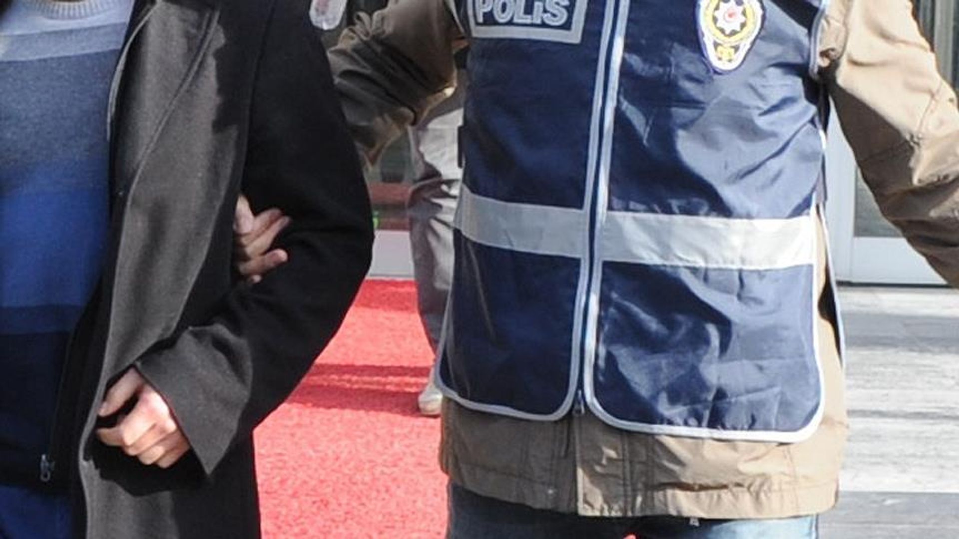 Bıçaklı saldırıyı gerçekleştiren kız öğrencinin anne ve babası tutuklandı: Bir öğrenci hayatını kaybetmişti