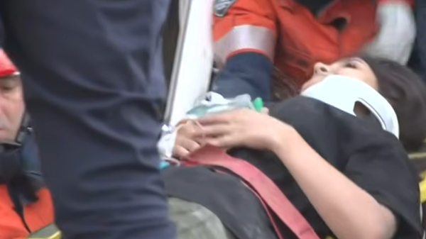 İstanbul Maltepe'de 7 katlı binada çökme meydana geldi: 6 kişi kurtarıldı, 3 kişiyle temas sağlandı, 3 kişi aranıyor