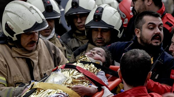 İstanbul Maltepe'de 7 katlı binada çökme meydana geldi: 3'ü çocuk 8 kişi kurtarıldı, 6 kişi enkaz altında