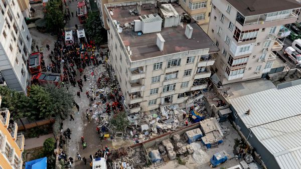İstanbul'da 7 katlı binanın 3 katı çöktü: 10 kişi kurtarıldı 2 kişi hayatını kaybetti, arama çalışmaları yeniden başladı