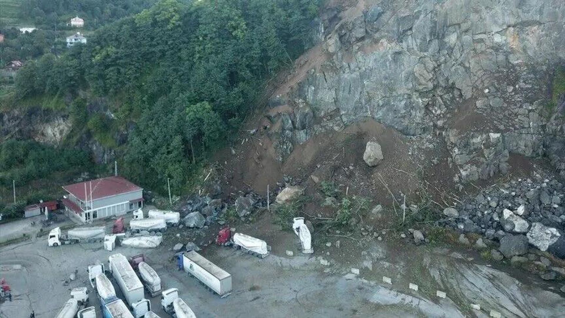 Artvin'de heyelan: Tır parkındaki 1 kişi hayatını kaybetti