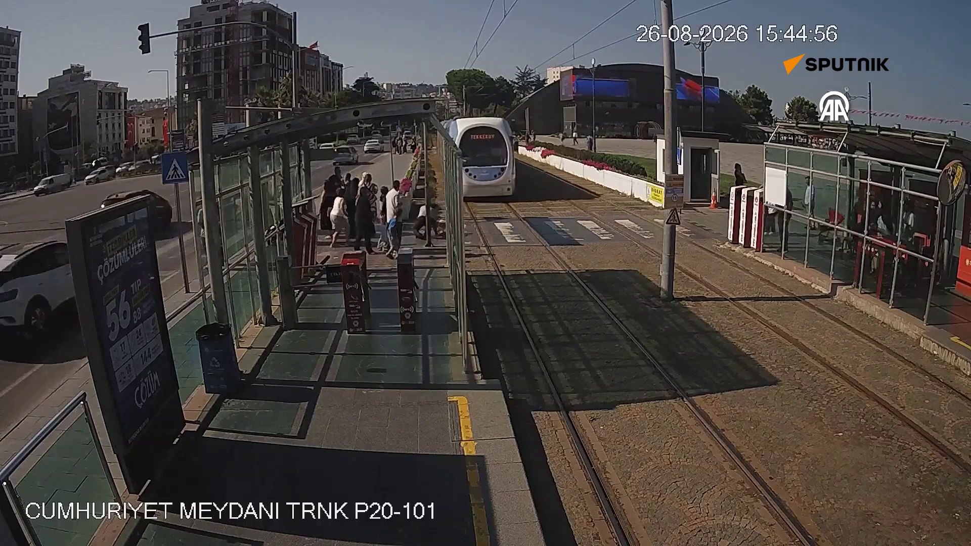 Güvenlik görevlisinin dikkati hayatını kurtardı: Tramvayın altında kalacaktı