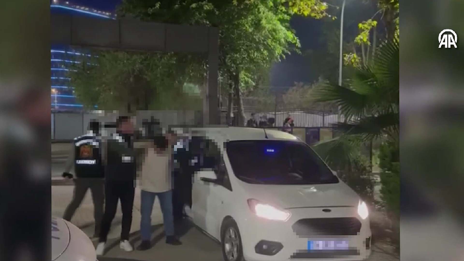 Kadıköy'de bir kişi havaya ateş açtıktan sonra intihar girişiminde bulundu