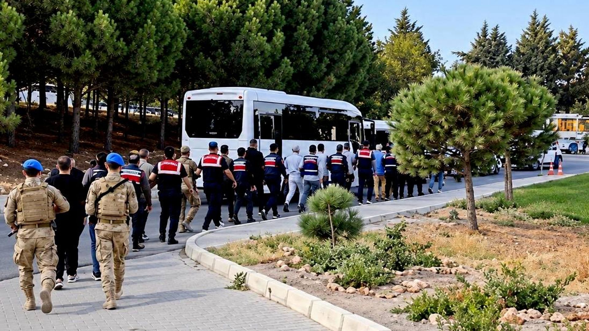 Çeşme Belediyesine operasyon: Gözaltına alınan 12 şüpheli adliyede
