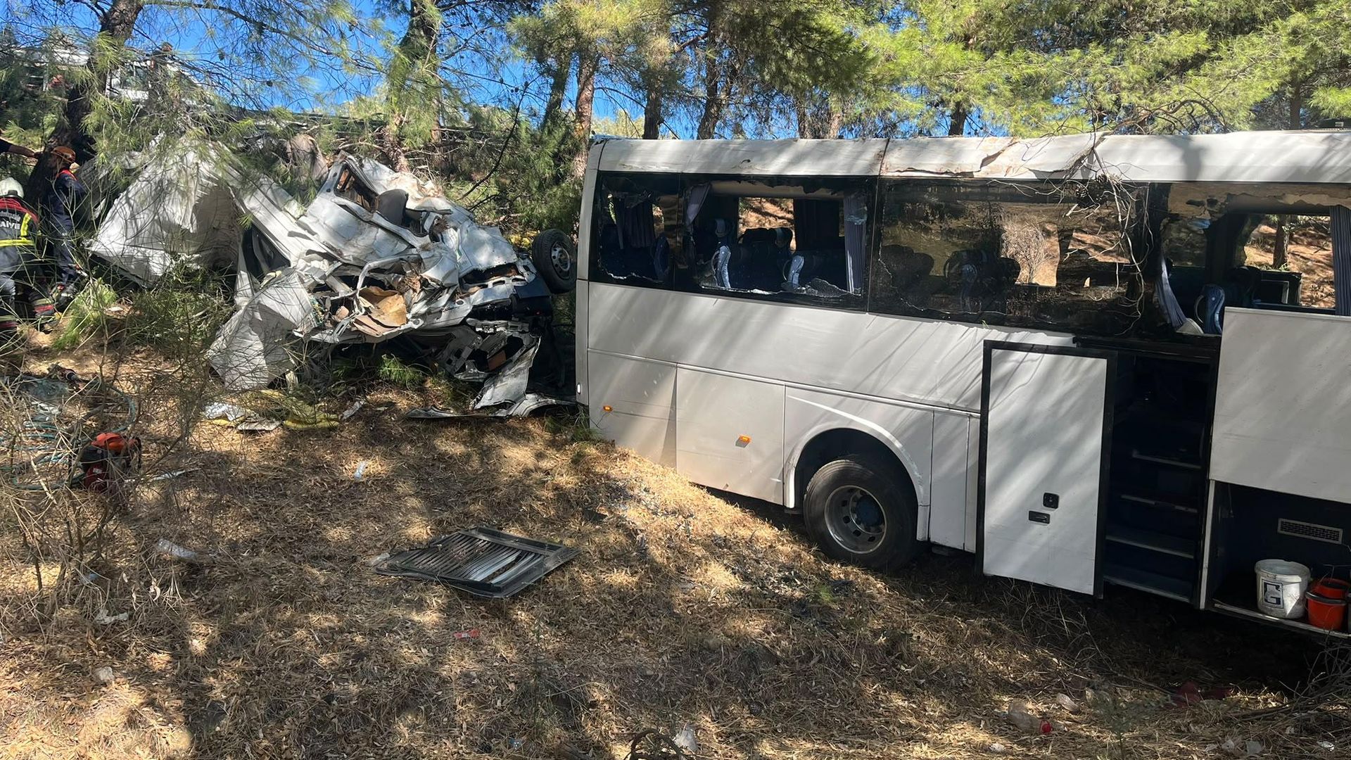 Tur otobüsüyle minibüs çarpıştı: 2 kardeş hayatını kaybetti çok sayıda yaralı var