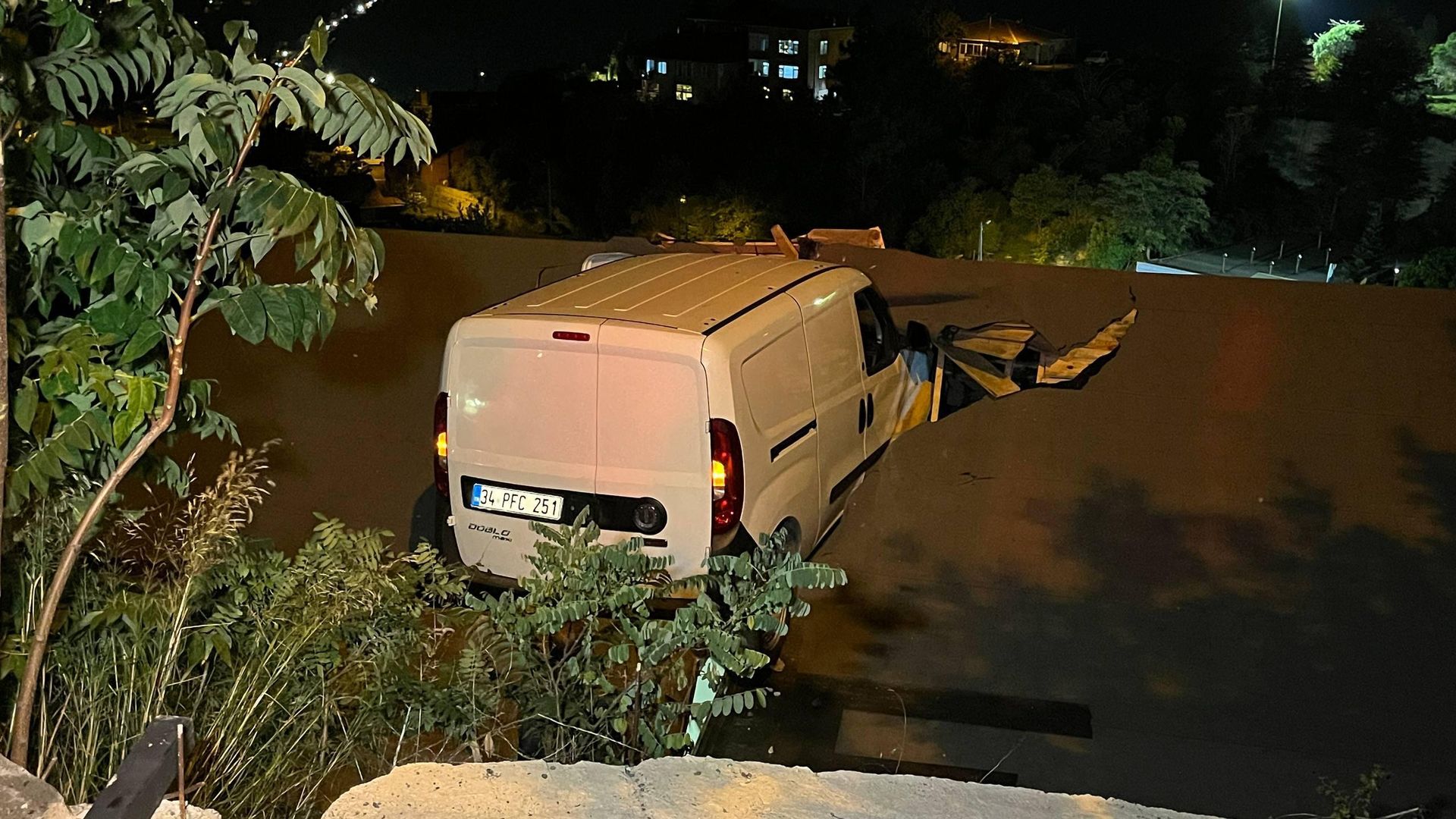 İstanbul'da ilginç kaza: Seyir halindeki araç evin çatısına düştü
