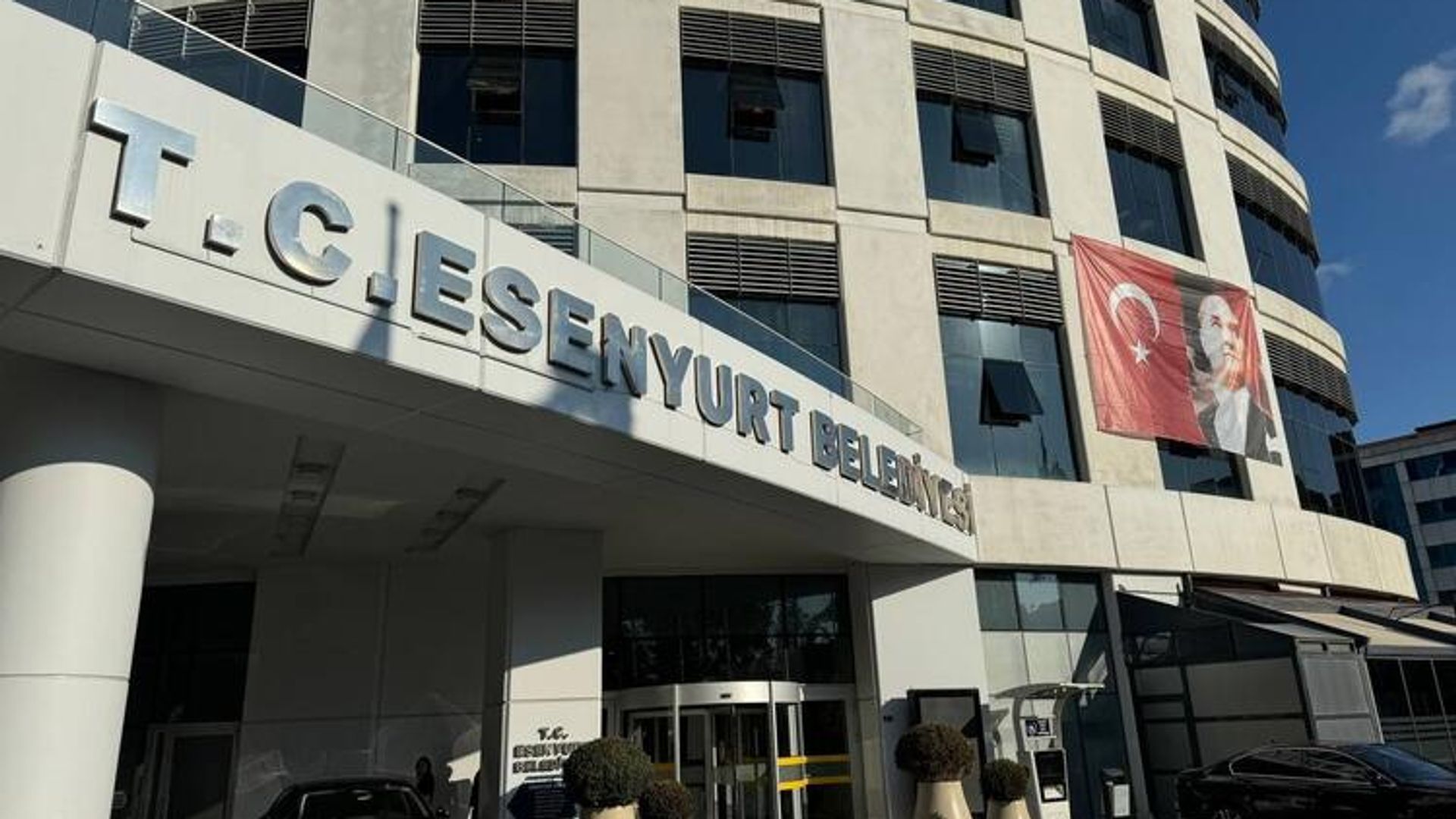 Esenyurt Belediyesi'ne yönelik yolsuzluk soruşturmasında gözaltına alınan 9 şüpheli tutuklandı