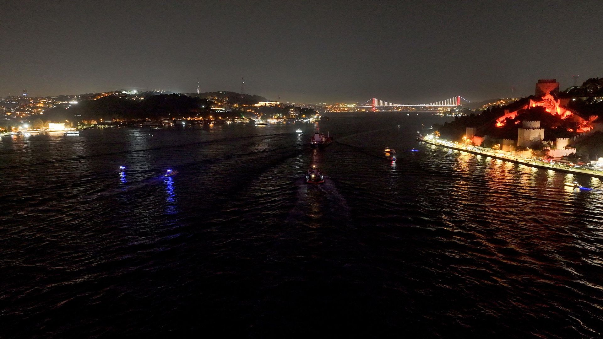 Tanker karaya çarpmaktan son anda kurtuldu: İstanbul Boğazı'nda gemi trafiği yeniden açıldı