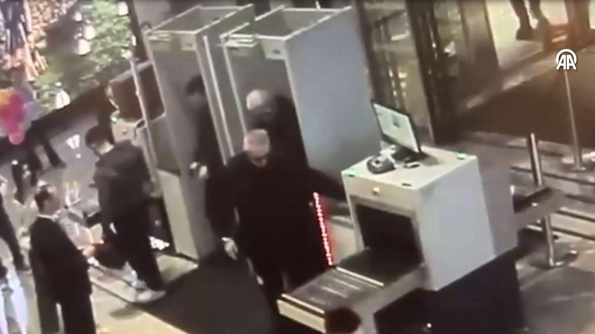 Polis kılığına girip yolunu kestiler: Kelepçeleyerek 198 bin dolarlık varlığını gasbettiler