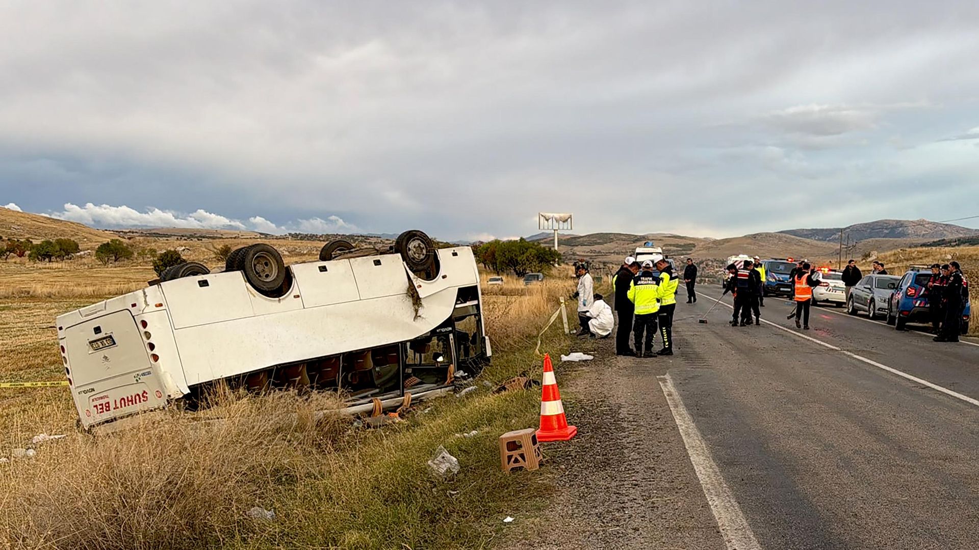 Afyonkarahisar'da işçi midibüsü devrildi: 28 yaralı