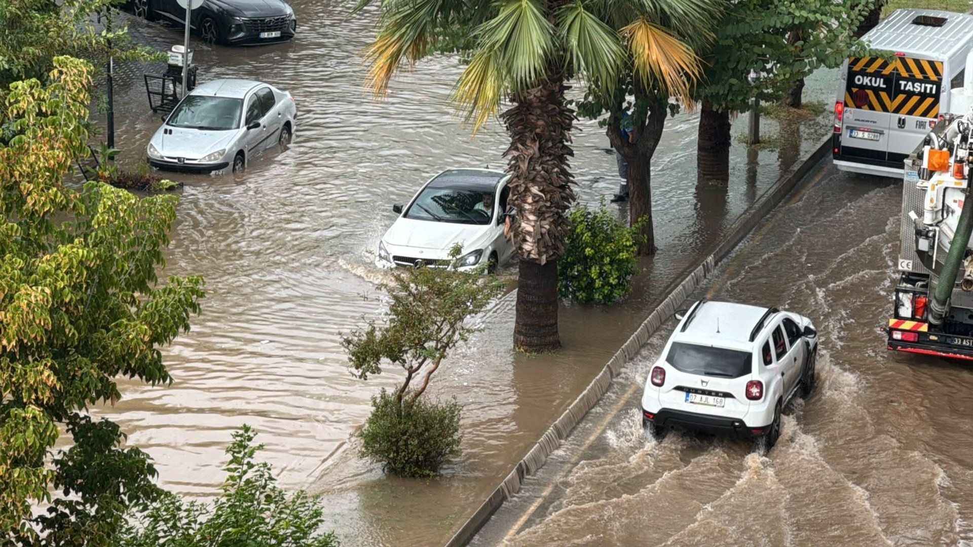 Meteoroloji sarı kodlu uyarı vermişti: 5 ilde sağanak ve şiddetli rüzgar hayatı felç etti