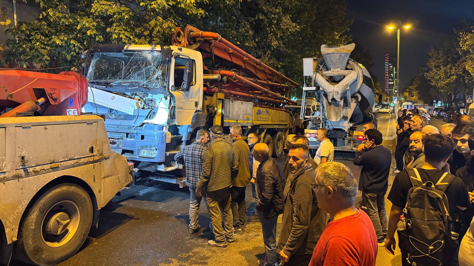 Avcılar'da beton pompa kamyonu geriye kaydı: 7 araç hasar gördü