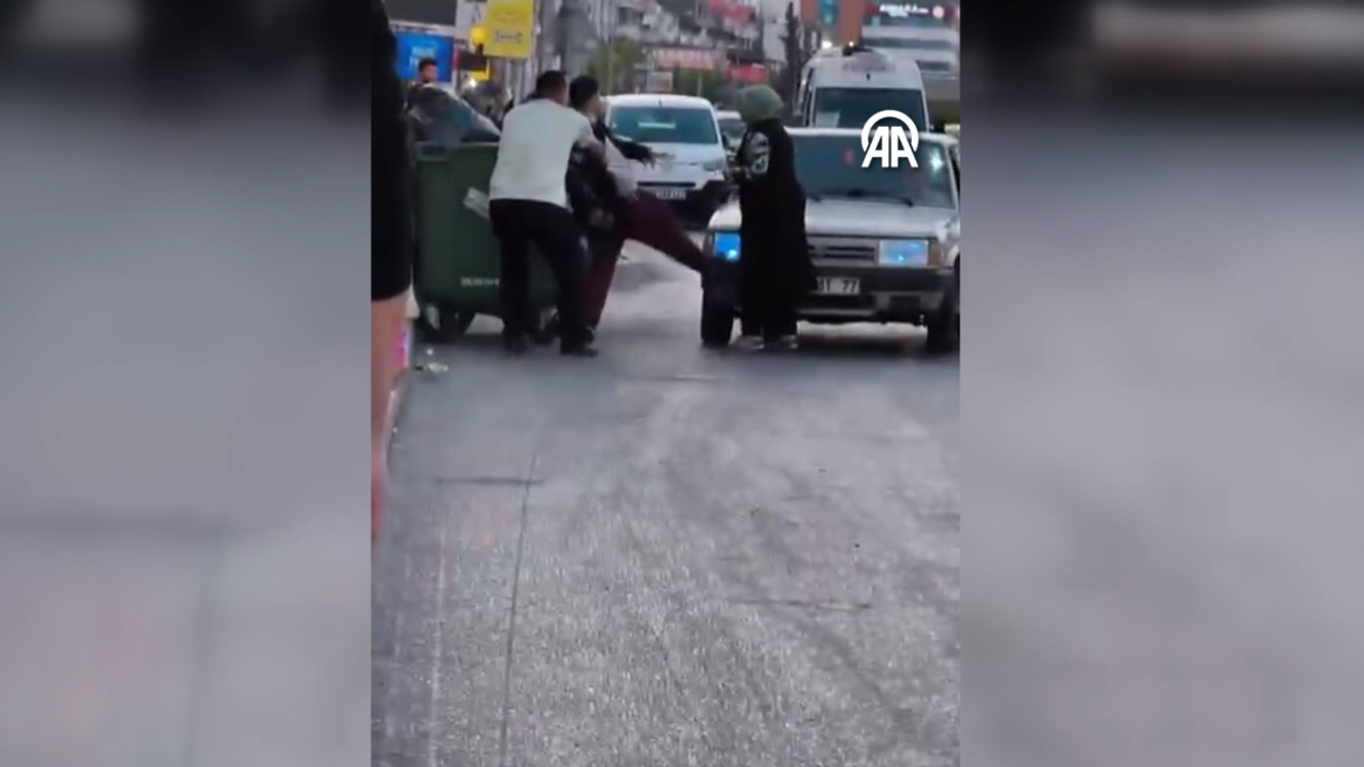 Trafikte aracından inip tartıştığı kişiye saldıran sürücüye 180 bin lira ceza: Saldırı anları görüntülendi