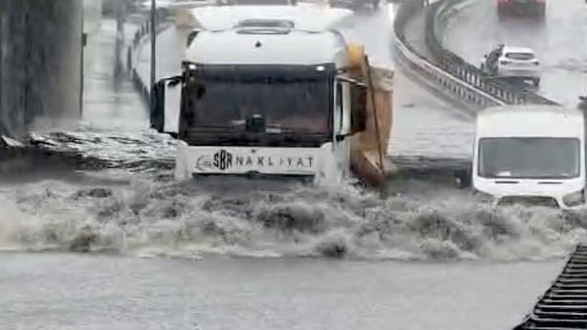 İstanbul'da sağanak etkili oluyor: Ev ve iş yerlerini su bastı, dairesinde mahsur kalan bir kişi kurtarıldı