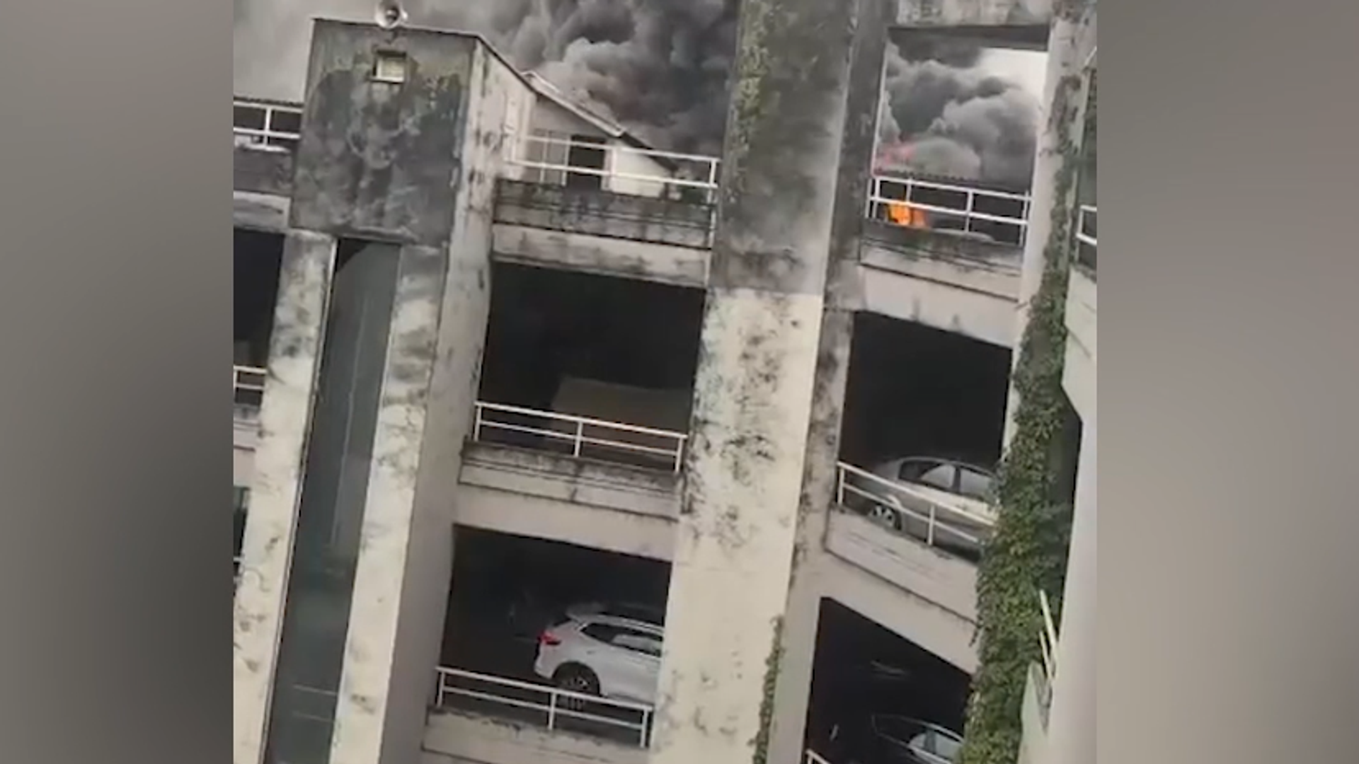 İstanbul'da sanayi sitesinde yangın: Otoparktaki çok sayıda araç hızla uzaklaştı