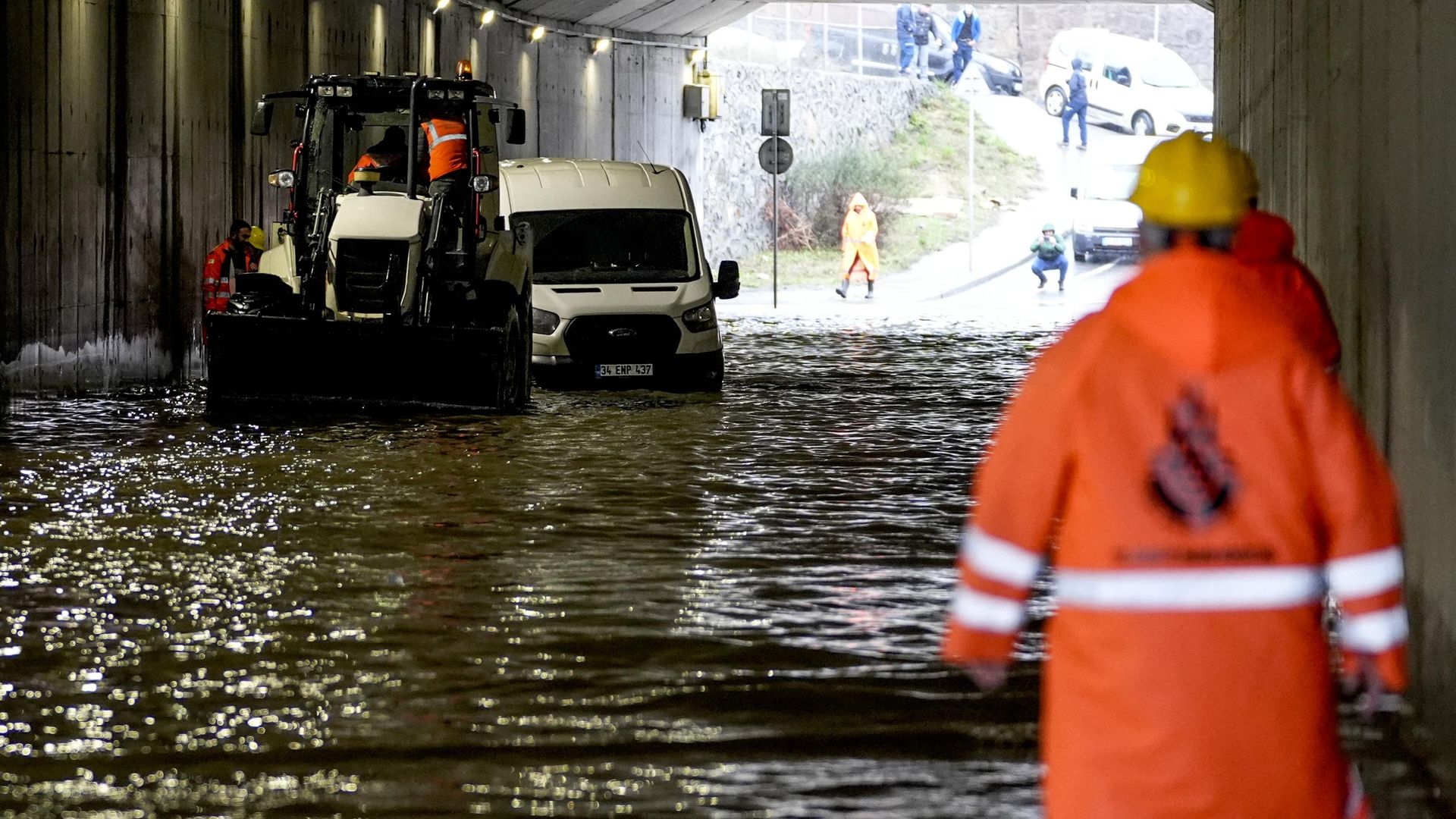 AKOM İstanbul için kritik saatleri açıkladı: Meteoroloji uzmanı Prof. Dr. Orhan Şen'den 'evinize erken gidin' uyarısı