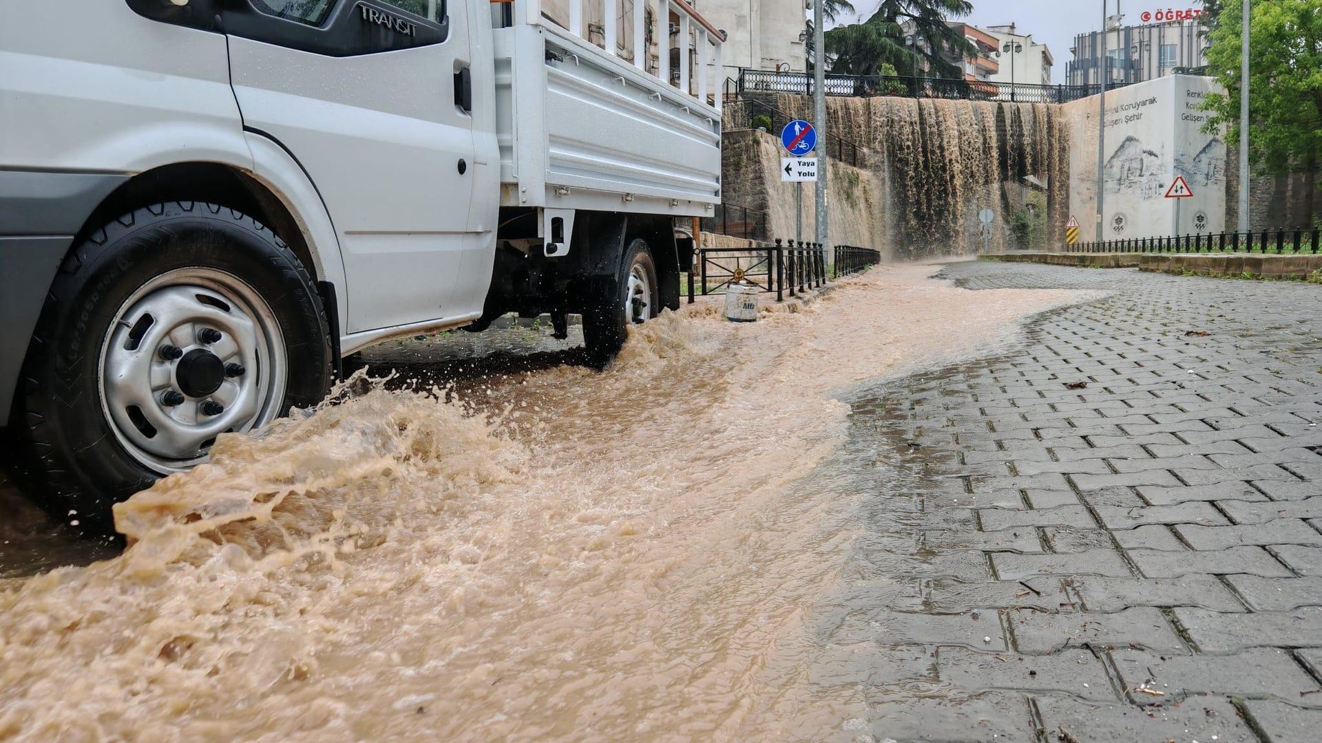 Fatih'te bir çocuk su birikintisinde elektrik akımına kapılması nedeniyle hayatını kaybetti